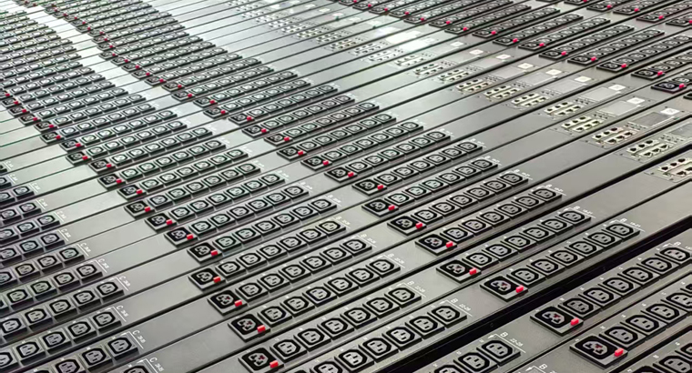 Three Phase 42 or 48 C13C19 Locking Outputs   Intelligent PDU with RCM